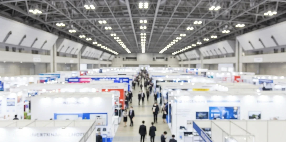 物流展示会の会場全体と来場者の様子を示す画像